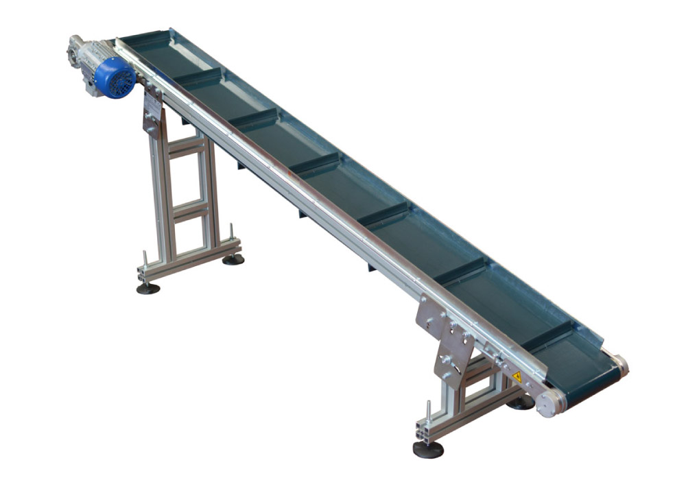 Inclined conveyor belt with cleats