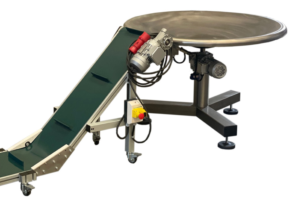 System with conveyor belt and accumulation rotary table