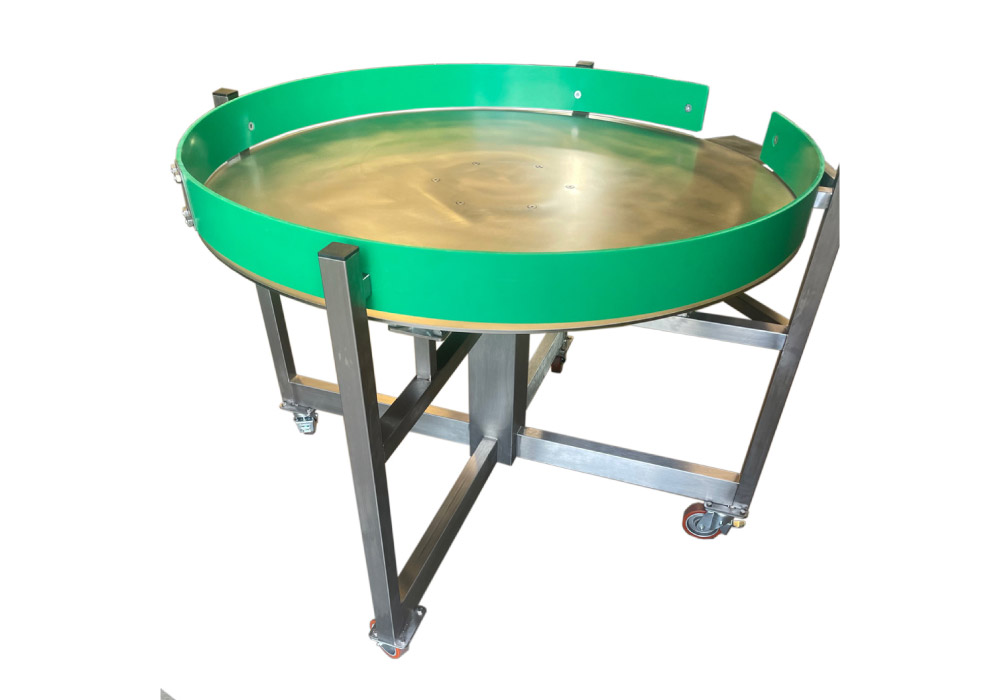 Accumulation rotary table with flat surface and guides